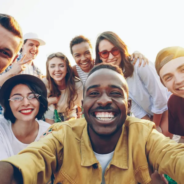 Un groupe d’amis souriants, réunis